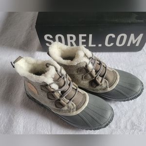 *NEW in box* Sorel Out n About Plus Bootie, Gray/Black/White, Size 8